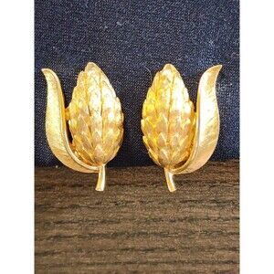 Vintage Signed Crown Trifari Brushed Gold tone Wheat Clip On Earrings Pinecone